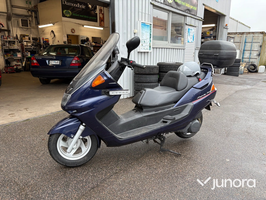 Motorcykel Yamaha YP250D SG 02 - Motocyclette: photos 1 Motorcykel Yamaha YP250D SG 02 - Motocyclette: photos 1