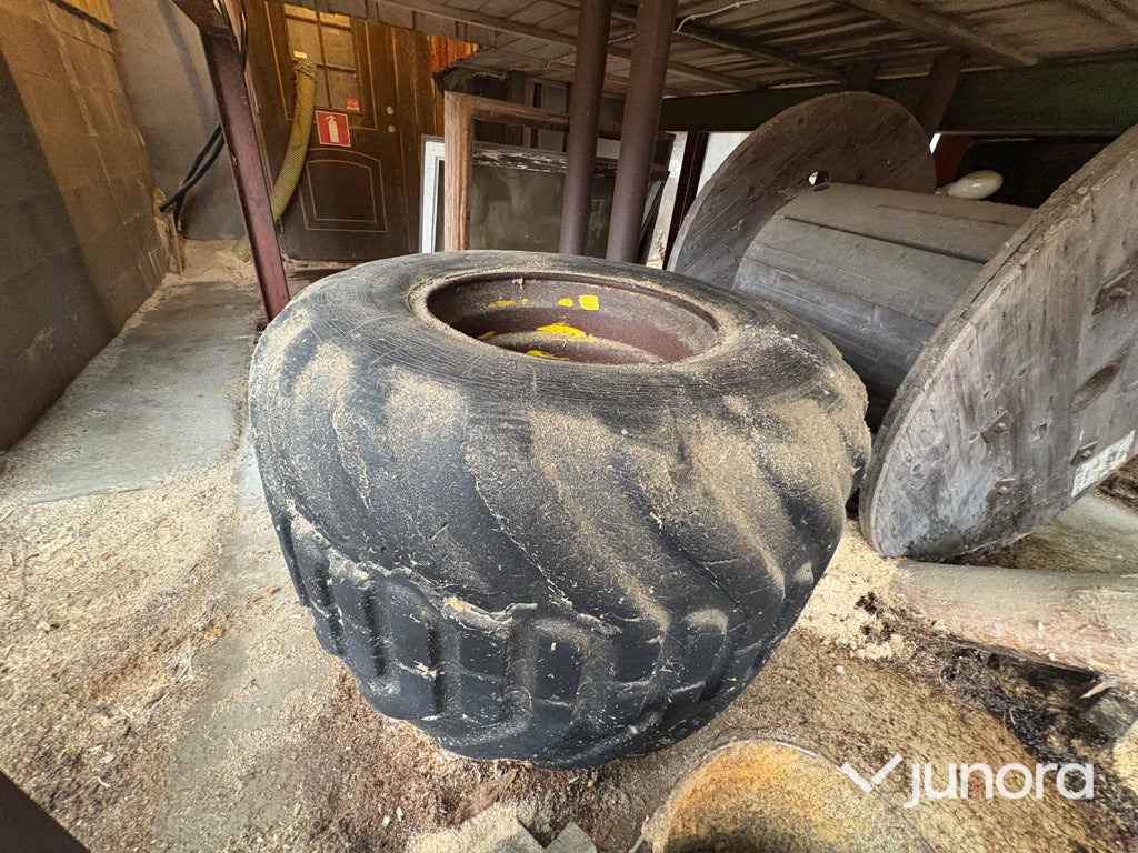 Reservhjul + fälg - John Deer 810 Skotare - Roue complète pour Machine agricole: photos 2 Reservhjul + fälg - John Deer 810 Skotare - Roue complète pour Machine agricole: photos 2