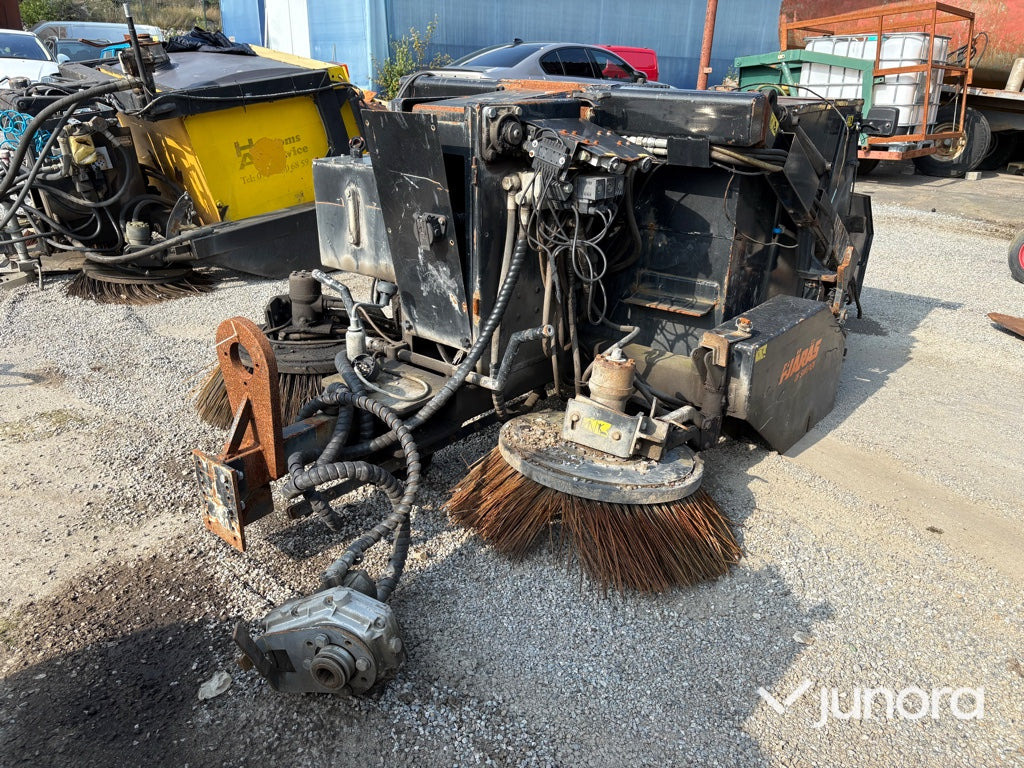 Sopmaskin Bogserad - Fjärås, FS 700 - Balayeuse de voirie: photos 1 Sopmaskin Bogserad - Fjärås, FS 700 - Balayeuse de voirie: photos 1