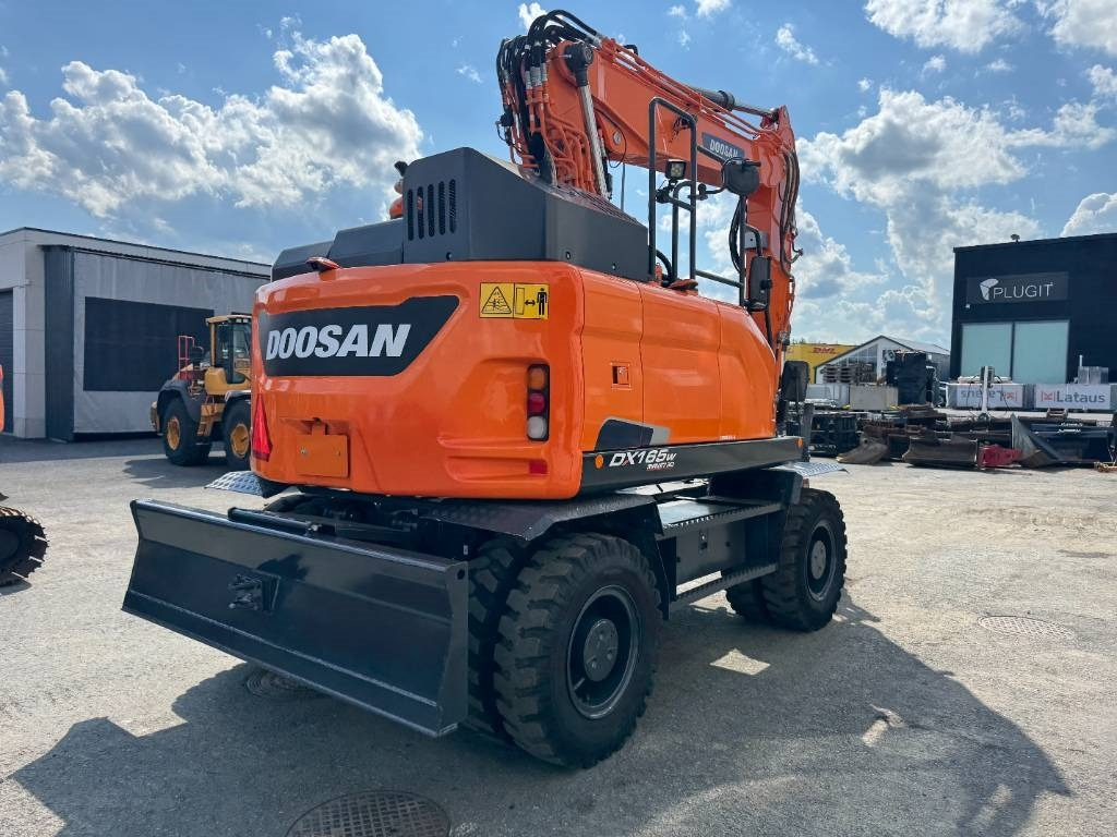 Doosan DX165W-5 PYÖRITTÄJÄLLÄ  - Pelle sur pneus: photos 5 Doosan DX165W-5 PYÖRITTÄJÄLLÄ  - Pelle sur pneus: photos 5