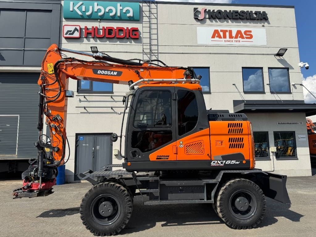 Doosan DX165W-5 PYÖRITTÄJÄLLÄ  - Pelle sur pneus: photos 1 Doosan DX165W-5 PYÖRITTÄJÄLLÄ  - Pelle sur pneus: photos 1