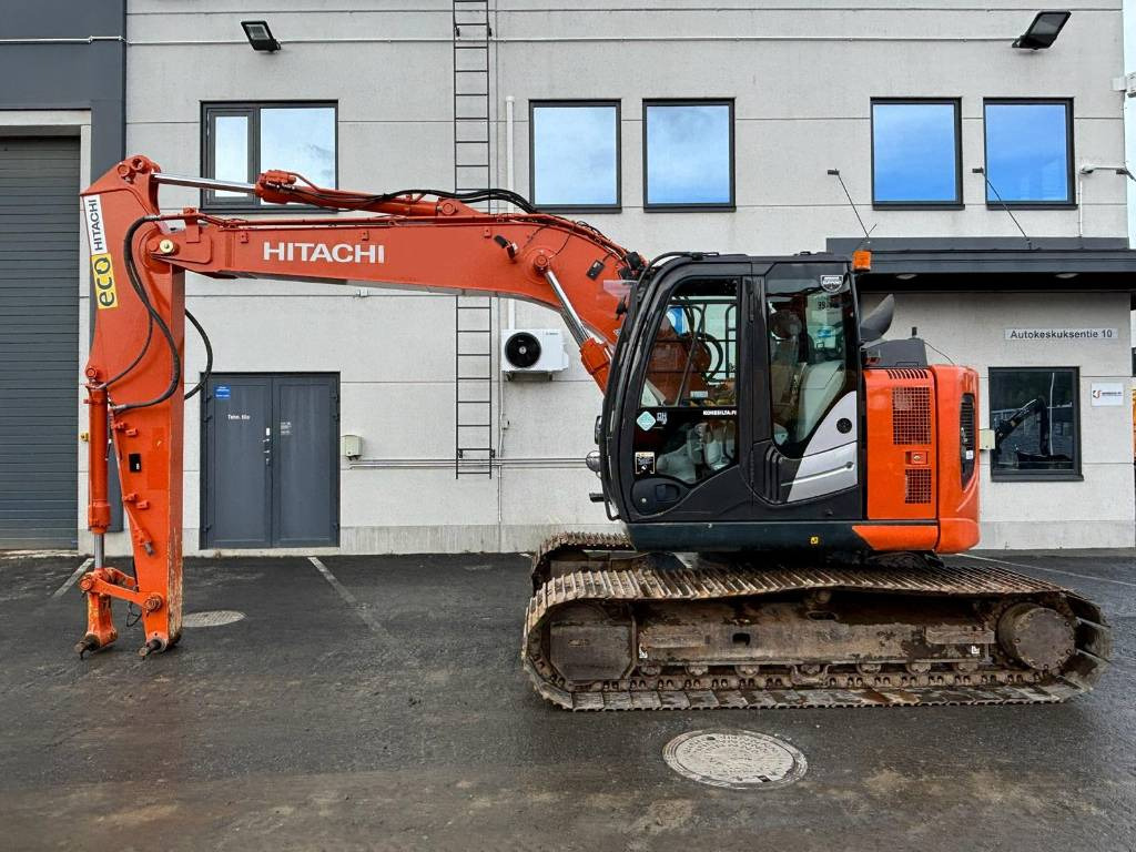 Pelle sur chenille Hitachi ZX 135 US-6