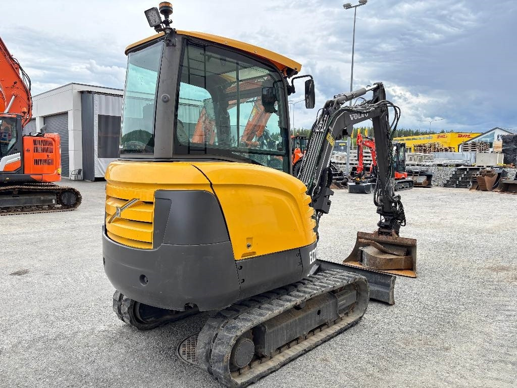 Volvo EC27C PYÖRITTÄJÄLLÄ - Mini pelle: photos 4 Volvo EC27C PYÖRITTÄJÄLLÄ - Mini pelle: photos 4