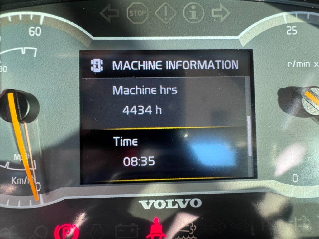 Volvo L110H LONG BOOM - Chargeuse sur pneus: photos 4 Volvo L110H LONG BOOM - Chargeuse sur pneus: photos 4