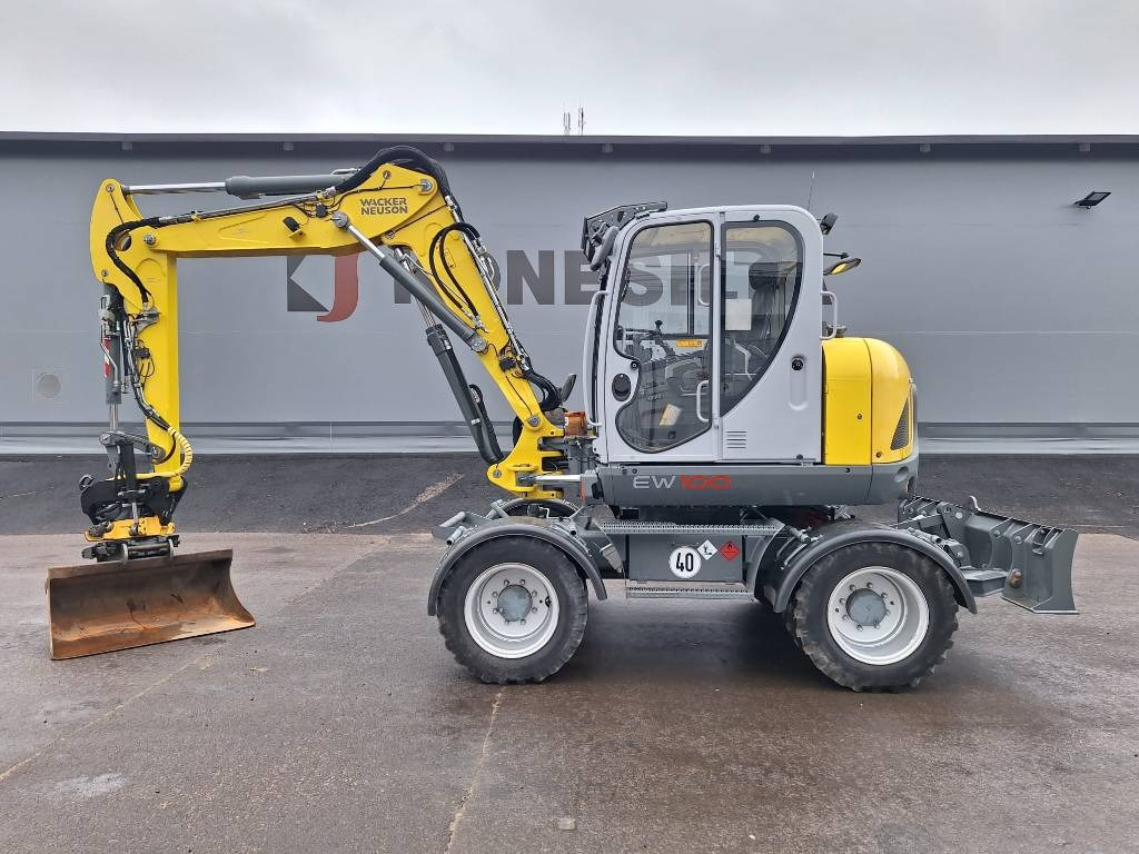 Pelle sur pneus Wacker EW100 PYÖRITTÄJÄLLÄ