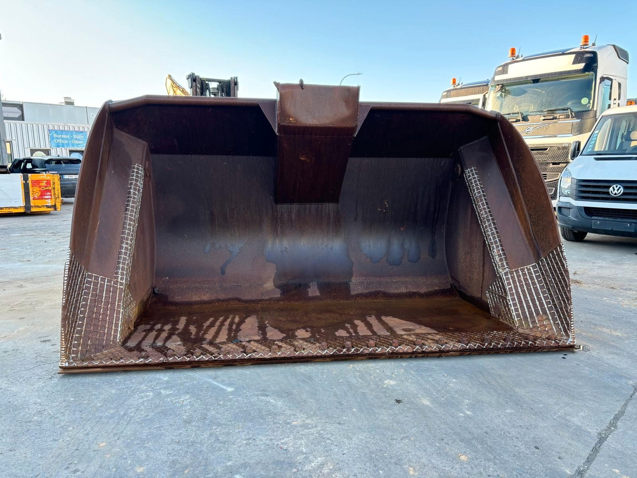 Volvo L150 - L180 - L220. Kippschaufel 5m3. Volvo L150 - L180 - L220. Kippschaufel 5m3. - Godet pour chargeur pour Engins de chantier: photos 2 Volvo L150 - L180 - L220. Kippschaufel 5m3. Volvo L150 - L180 - L220. Kippschaufel 5m3. - Godet pour chargeur pour Engins de chantier: photos 2