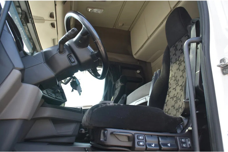 Scania R520 V8 NGS 4x2 - RETARDER - 523 TKM - PARK. AIRCO - ACC - NAVI - 2 x FUEL TANKS - LED LIGHTS - - Tracteur routier: photos 4 Scania R520 V8 NGS 4x2 - RETARDER - 523 TKM - PARK. AIRCO - ACC - NAVI - 2 x FUEL TANKS - LED LIGHTS - - Tracteur routier: photos 4