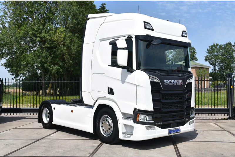 Scania R520 V8 NGS 4x2 - RETARDER - 523 TKM - PARK. AIRCO - ACC - NAVI - 2 x FUEL TANKS - LED LIGHTS - - Tracteur routier: photos 1 Scania R520 V8 NGS 4x2 - RETARDER - 523 TKM - PARK. AIRCO - ACC - NAVI - 2 x FUEL TANKS - LED LIGHTS - - Tracteur routier: photos 1