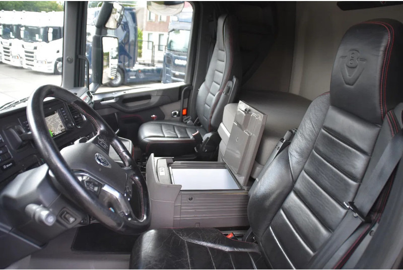 Scania R520 V8 NGS 6x2/4 - 701 TKM - NAVI - LEATHER SEATS - ALCOA'S - LED LIGHTS - TOP CONDITION - - Tracteur routier: photos 5 Scania R520 V8 NGS 6x2/4 - 701 TKM - NAVI - LEATHER SEATS - ALCOA'S - LED LIGHTS - TOP CONDITION - - Tracteur routier: photos 5
