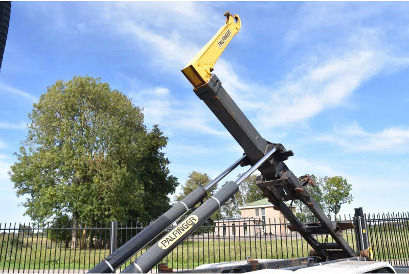 Camion ampliroll Volvo FH 460 6x2*4 - PALFINGER HOOKLIFT - 841 TKM - PARK. AIRCO - WHEELBASE: 480 CM - PTO - TOP CONDITION -: photos 8 Camion ampliroll Volvo FH 460 6x2*4 - PALFINGER HOOKLIFT - 841 TKM - PARK. AIRCO - WHEELBASE: 480 CM - PTO - TOP CONDITION -: photos 8