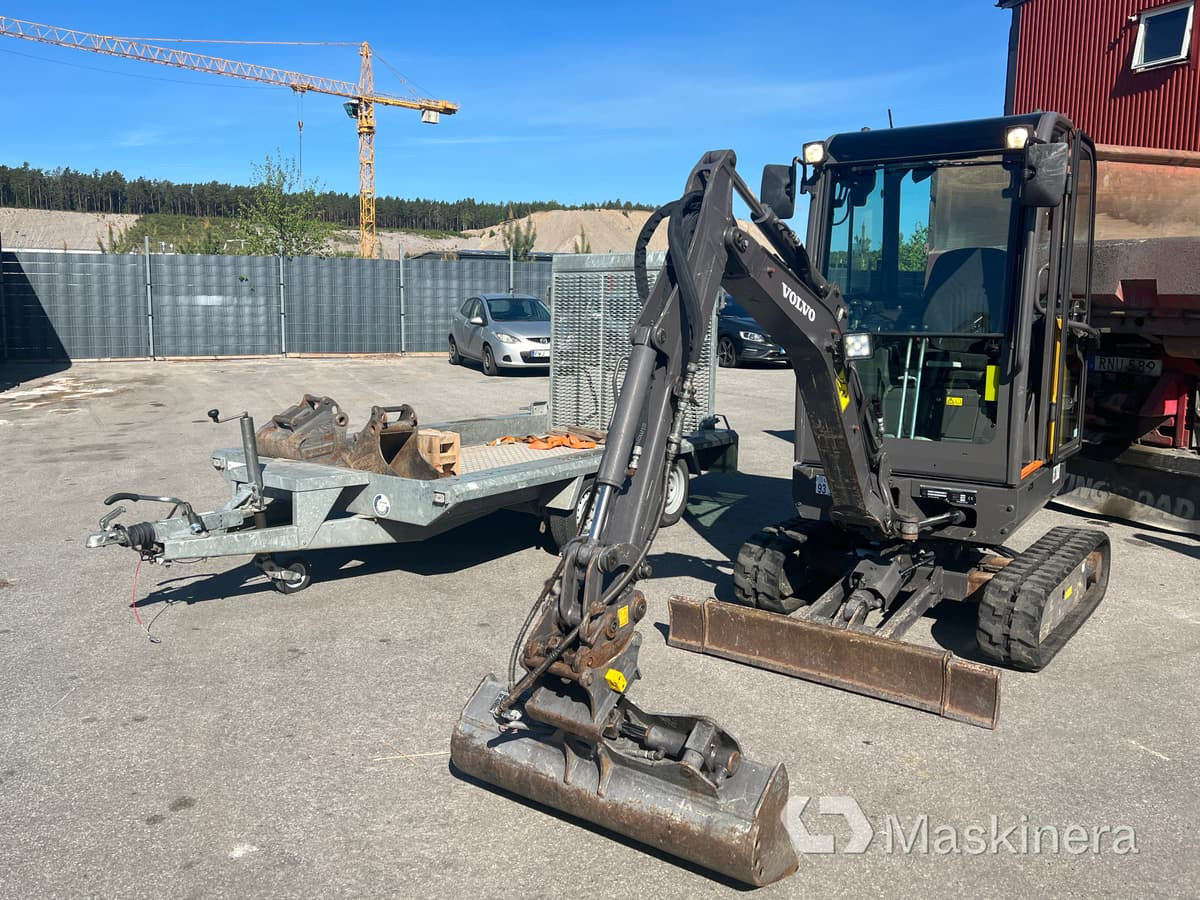 Grävmaskin Volvo EC18D med maskintrailer och redskap - Pelle sur chenille: photos 1 Grävmaskin Volvo EC18D med maskintrailer och redskap - Pelle sur chenille: photos 1