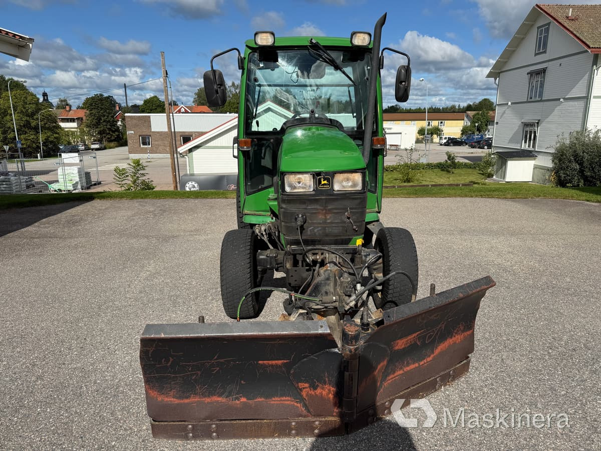 Traktor John Deere 4200 med frontlyft, Vikplog & Sandspridare - Tracteur agricole: photos 2 Traktor John Deere 4200 med frontlyft, Vikplog & Sandspridare - Tracteur agricole: photos 2