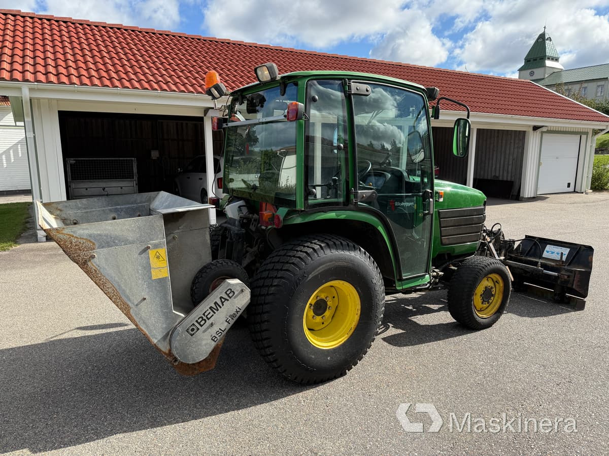 Traktor John Deere 4200 med frontlyft, Vikplog & Sandspridare - Tracteur agricole: photos 5 Traktor John Deere 4200 med frontlyft, Vikplog & Sandspridare - Tracteur agricole: photos 5