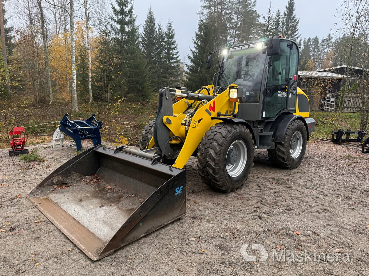 Wacker Neuson WL52 RL50 Hjullastare Wacker Neuson WL52 med Vagn och många redskap - Chargeuse sur pneus: photos 1 Wacker Neuson WL52 RL50 Hjullastare Wacker Neuson WL52 med Vagn och många redskap - Chargeuse sur pneus: photos 1