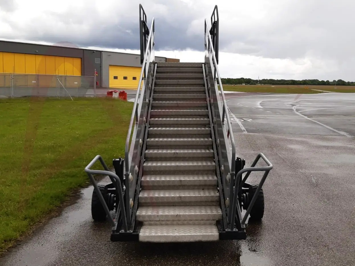 AMSS SKYWAY 66-148 - Escalier d'embarquement: photos 2 AMSS SKYWAY 66-148 - Escalier d'embarquement: photos 2