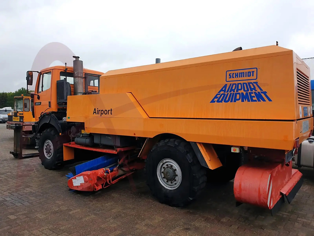 MERCEDES SCHMIDT SK2031/CJS9 - Balayeuse de voirie: photos 2 MERCEDES SCHMIDT SK2031/CJS9 - Balayeuse de voirie: photos 2