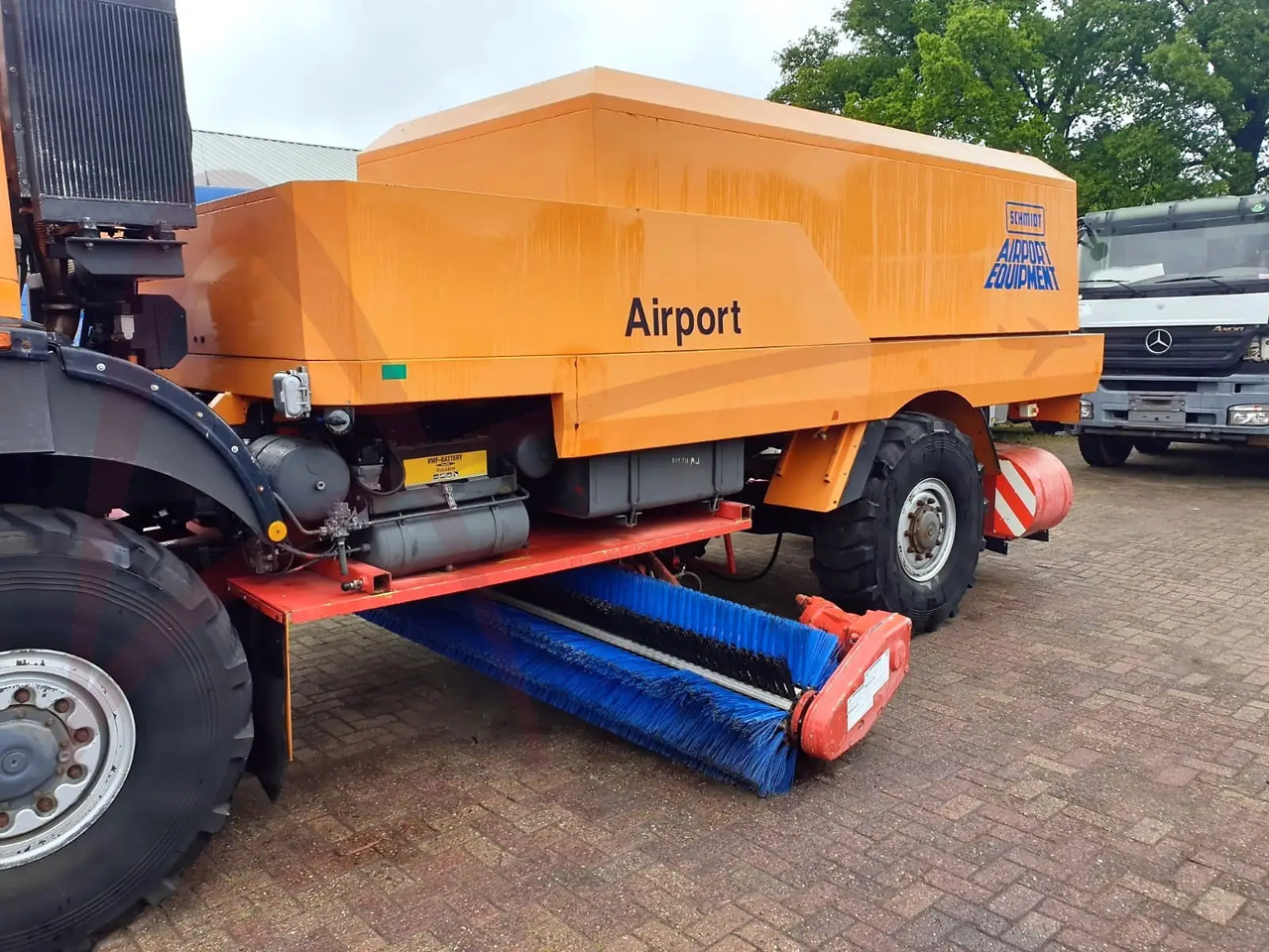 MERCEDES SCHMIDT SK2031/CJS9 - Balayeuse de voirie: photos 3 MERCEDES SCHMIDT SK2031/CJS9 - Balayeuse de voirie: photos 3