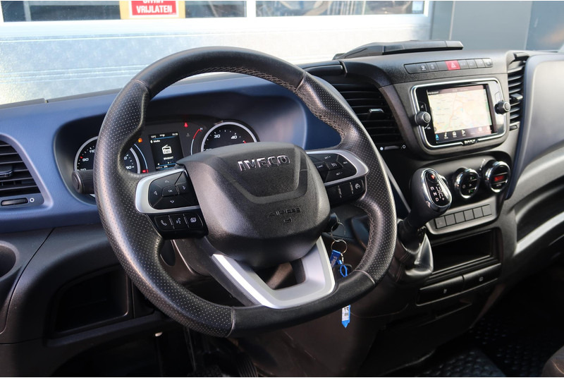 Photo d'intérieur 3: Fourgon utilitaire Iveco Daily 35S18HV 3.0 35 L2 H2 AUT/ LED/ CAMERA/ 3.5T/ CRUISE/ CLIMA/ TREKHAAK