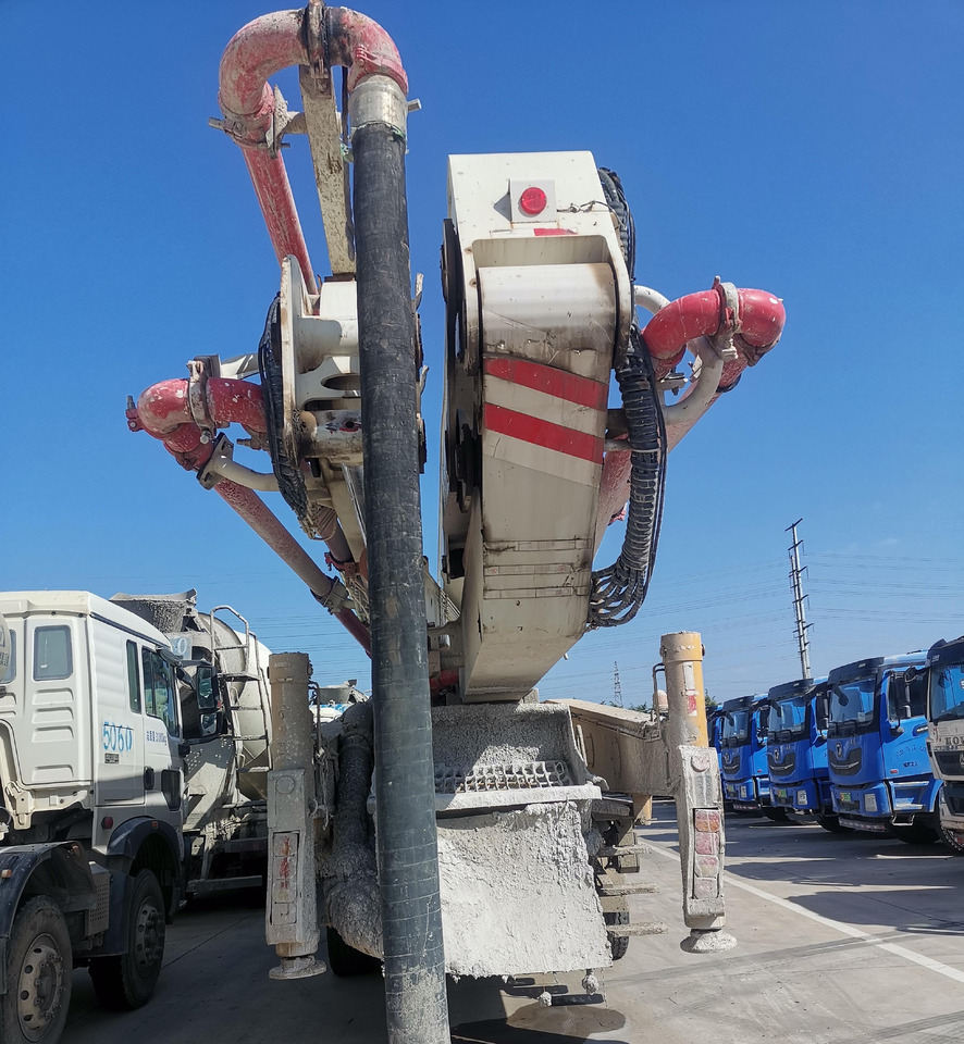 Camion pompe XCMG Factory Second Hand Hydraulic Concrete Pump HB62V 62m Cement Punp Truck For Sale: photos 6