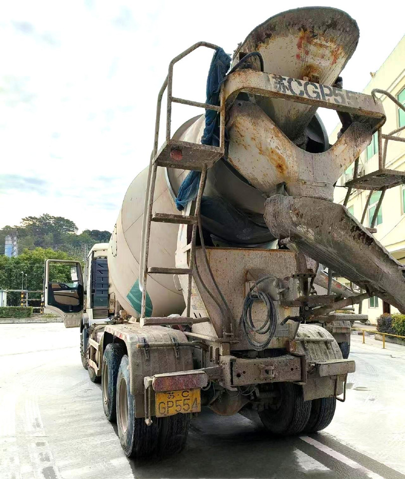 XCMG Official Used Concrete Mixer Truck HOWO G4802D 12m³ Cement Mixer Truck Price - Camion malaxeur: photos 4 XCMG Official Used Concrete Mixer Truck HOWO G4802D 12m³ Cement Mixer Truck Price - Camion malaxeur: photos 4