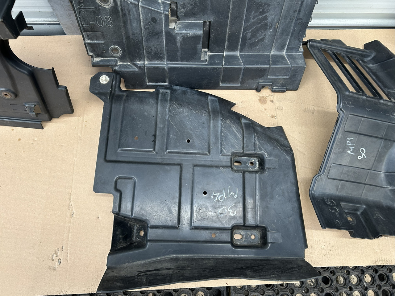 MERCEDES-BENZ ACTROS MP4 BIGSPACE ENGINE SOUNDPROOFING COVER KIT - Carrosserie et extérieur pour Camion: photos 4 MERCEDES-BENZ ACTROS MP4 BIGSPACE ENGINE SOUNDPROOFING COVER KIT - Carrosserie et extérieur pour Camion: photos 4