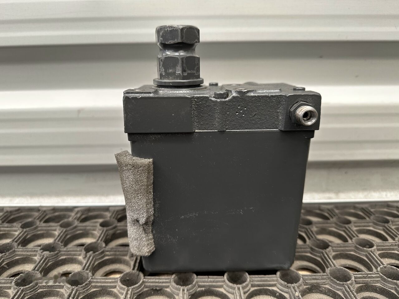 POMPKA PODNOSZENIA KABINY A9605530001 ACTROS MP4 Mercedes-Benz ACTROS MP4 A9605530001 truck - Pompe hydraulique pour Camion: photos 1 POMPKA PODNOSZENIA KABINY A9605530001 ACTROS MP4 Mercedes-Benz ACTROS MP4 A9605530001 truck - Pompe hydraulique pour Camion: photos 1