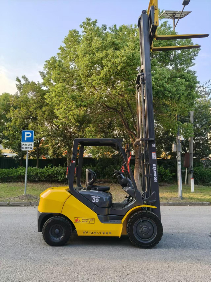 Komatsu Forklift 3 ton Capacity FD30-15, FD30-16, FD30-17 - Chariot élévateur diesel: photos 1 Komatsu Forklift 3 ton Capacity FD30-15, FD30-16, FD30-17 - Chariot élévateur diesel: photos 1