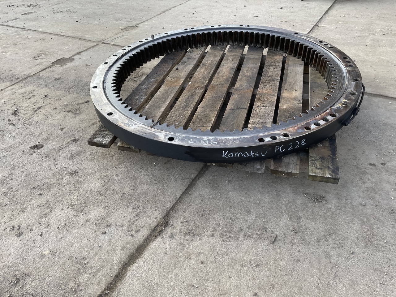 KOMATSU PC 228 - Couronne d'orientation pour Pelle: photos 5 KOMATSU PC 228 - Couronne d'orientation pour Pelle: photos 5
