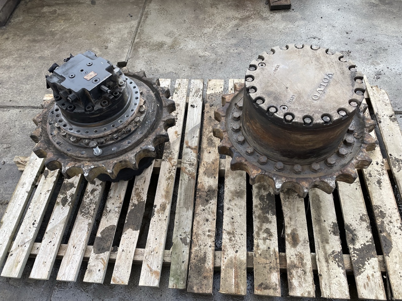 Zwolnica Volvo EC250 - Pièces de train de roulement pour Pelle sur chenille: photos 1 Zwolnica Volvo EC250 - Pièces de train de roulement pour Pelle sur chenille: photos 1