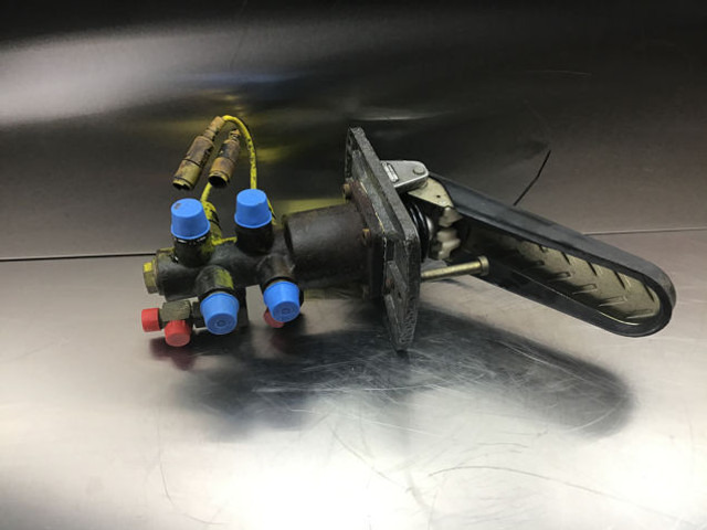 Liebherr Brake Pedal - Pédale: photos 2 Liebherr Brake Pedal - Pédale: photos 2