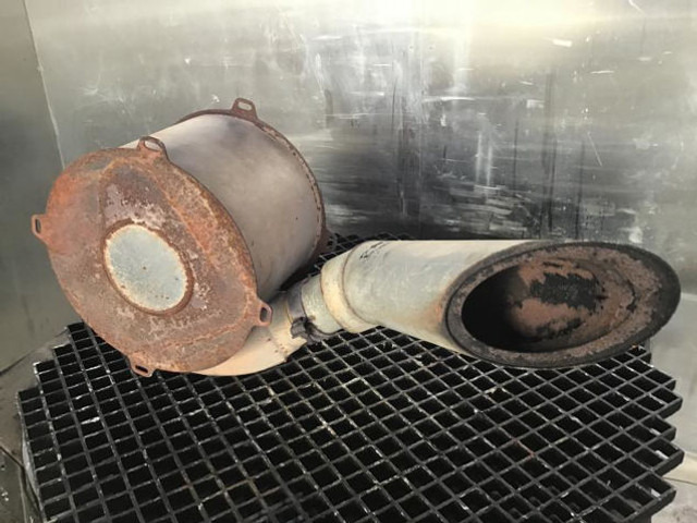 Liebherr Exhauist Silencer - Tube d'echappement: photos 1 Liebherr Exhauist Silencer - Tube d'echappement: photos 1