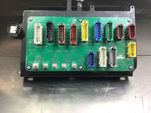 Liebherr Fuse & Relay board - Système électrique: photos 2 Liebherr Fuse & Relay board - Système électrique: photos 2