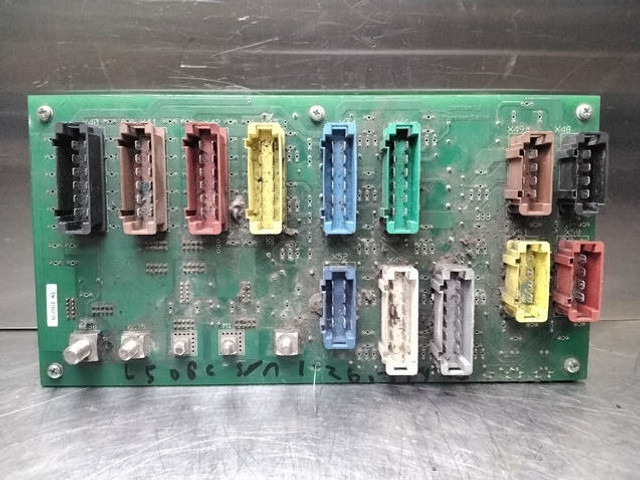 Liebherr Fuse and Relay board - Système électrique: photos 3 Liebherr Fuse and Relay board - Système électrique: photos 3