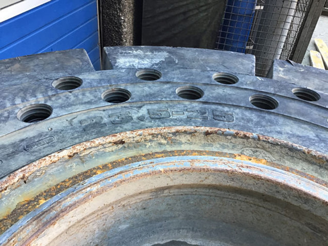 Liebherr Tires 23,5R25 - Pneus et jantes: photos 1 Liebherr Tires 23,5R25 - Pneus et jantes: photos 1