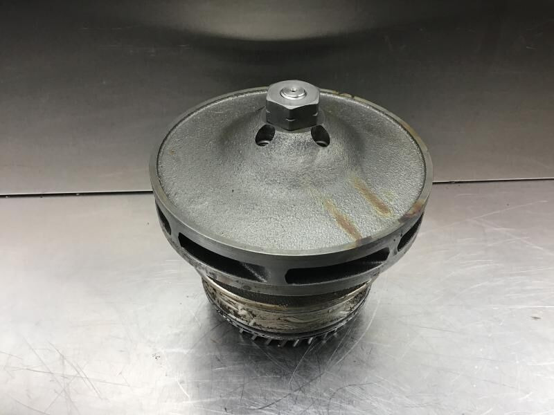 Liebherr Water Pump - Pompe à liquide de refroidissement: photos 2 Liebherr Water Pump - Pompe à liquide de refroidissement: photos 2