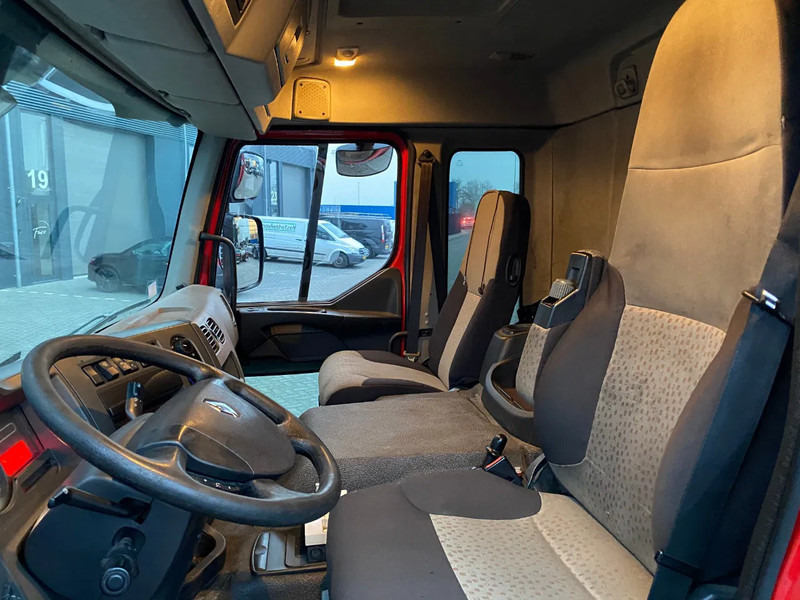 Photo d'intérieur 1: Camion fourgon Renault Premium 380 / 6x2/4 / Drinks Transport