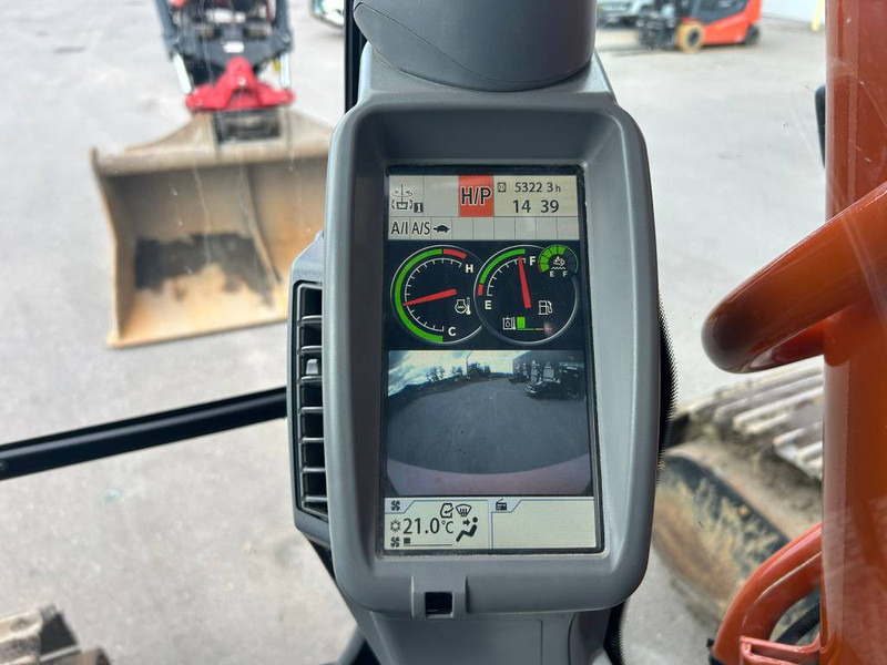 Pelle sur chenille Hitachi ZX 300 LC-6: photos 6