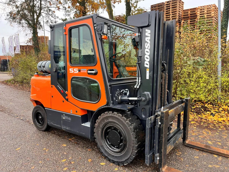 Doosan G55C-5 1593 HOURS - Chariot élévateur à gaz: photos 5 Doosan G55C-5 1593 HOURS - Chariot élévateur à gaz: photos 5