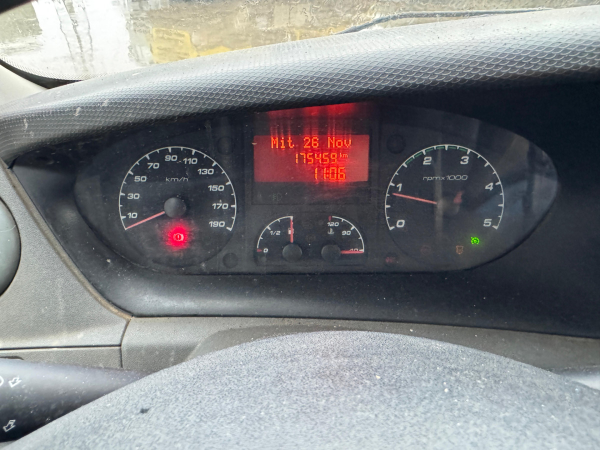 Utilitaire benne, Utilitaire double cabine IVECO 35C15 Daily 4x2: photos 15