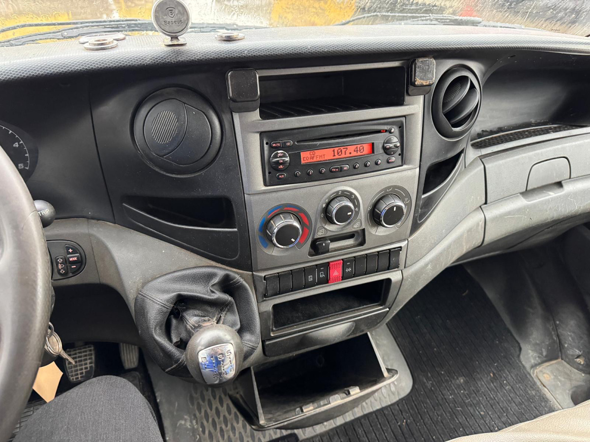 Utilitaire benne, Utilitaire double cabine IVECO 35C15 Daily 4x2: photos 14