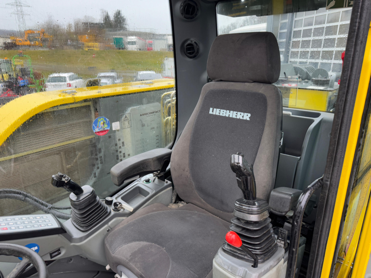 Pelle sur pneus LIEBHERR 910 Compact Litronic Powertilt: photos 17