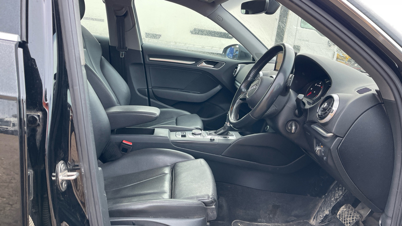 AUDI A3 2.0 35 TDI SPORT - Voiture à hayon: photos 5 AUDI A3 2.0 35 TDI SPORT - Voiture à hayon: photos 5