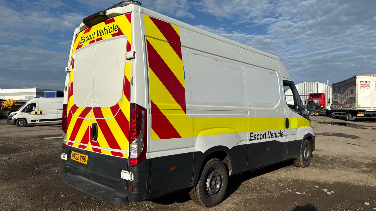 IVECO DAILY 35-140 2.3 HI-MATIC 3520 WB - Fourgon utilitaire: photos 4 IVECO DAILY 35-140 2.3 HI-MATIC 3520 WB - Fourgon utilitaire: photos 4