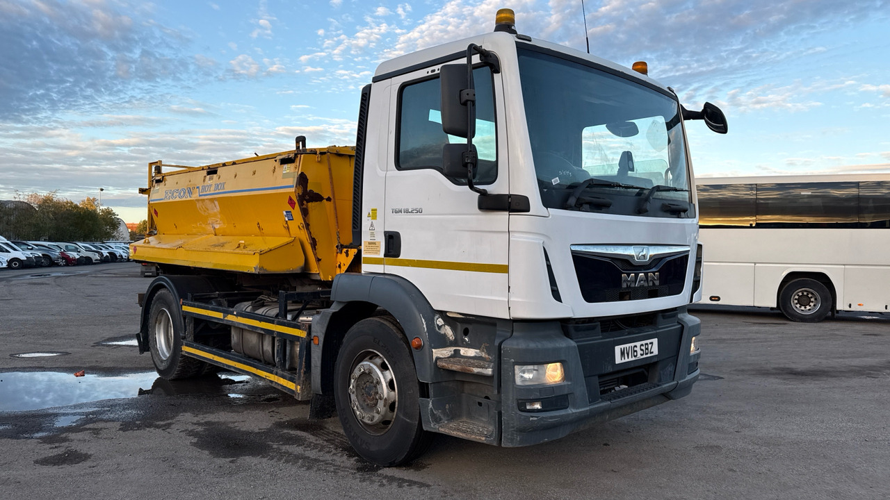 MAN TG-M 18.250 - Travaux routiers: photos 1 MAN TG-M 18.250 - Travaux routiers: photos 1