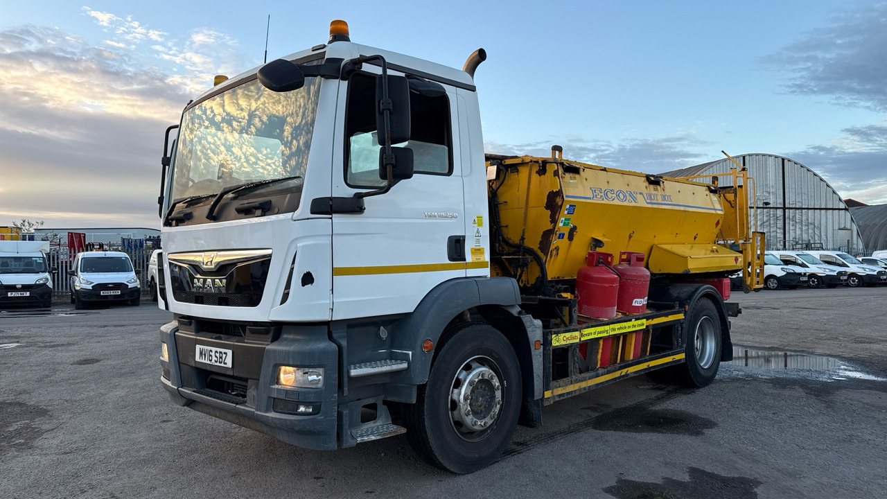 MAN TG-M 18.250 - Travaux routiers: photos 2 MAN TG-M 18.250 - Travaux routiers: photos 2