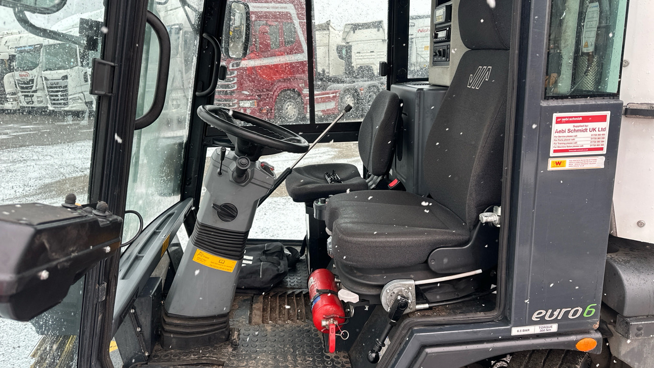 SCHMIDT SWINGO 200 - Balayeuse de voirie: photos 5 SCHMIDT SWINGO 200 - Balayeuse de voirie: photos 5