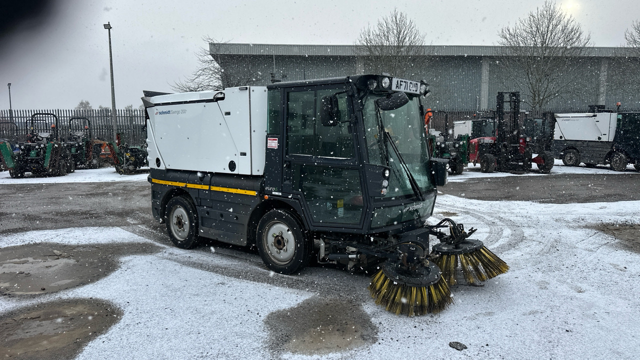 SCHMIDT SWINGO 200 - Balayeuse de voirie: photos 1 SCHMIDT SWINGO 200 - Balayeuse de voirie: photos 1