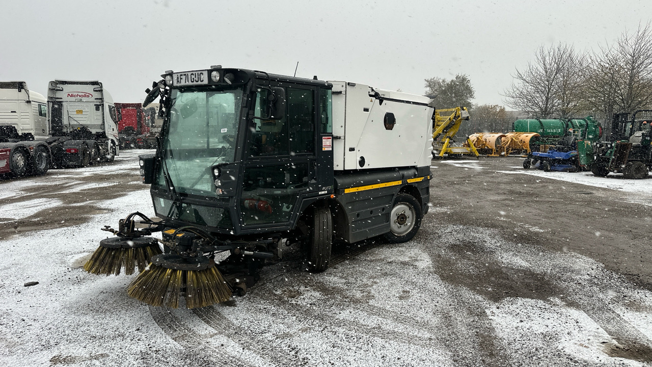 SCHMIDT SWINGO 200 - Balayeuse de voirie: photos 2 SCHMIDT SWINGO 200 - Balayeuse de voirie: photos 2