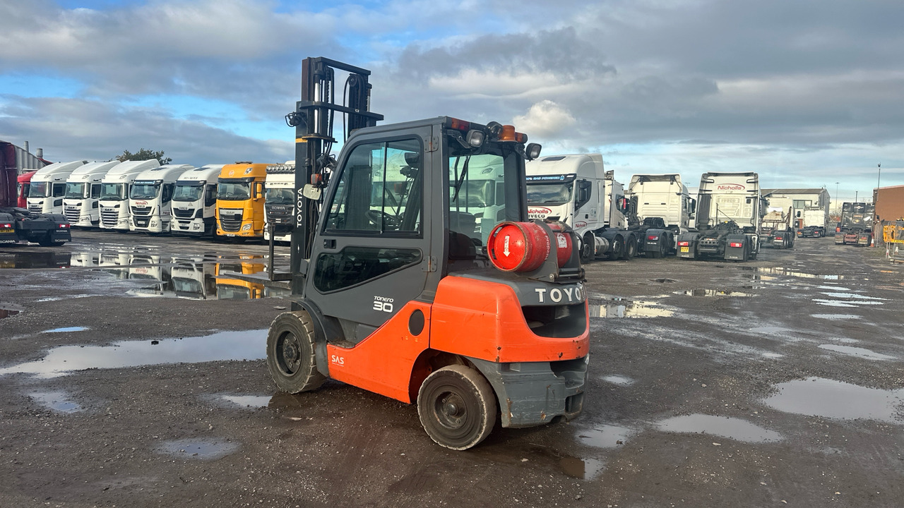 TOYOTA TONERO 30 - Chariot élévateur à gaz: photos 3 TOYOTA TONERO 30 - Chariot élévateur à gaz: photos 3