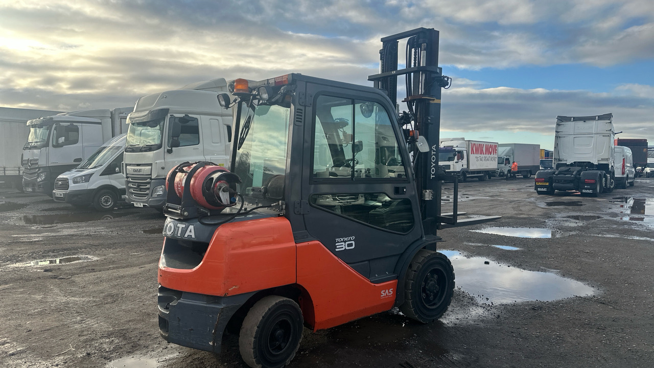 TOYOTA TONERO 30 - Chariot élévateur à gaz: photos 4 TOYOTA TONERO 30 - Chariot élévateur à gaz: photos 4